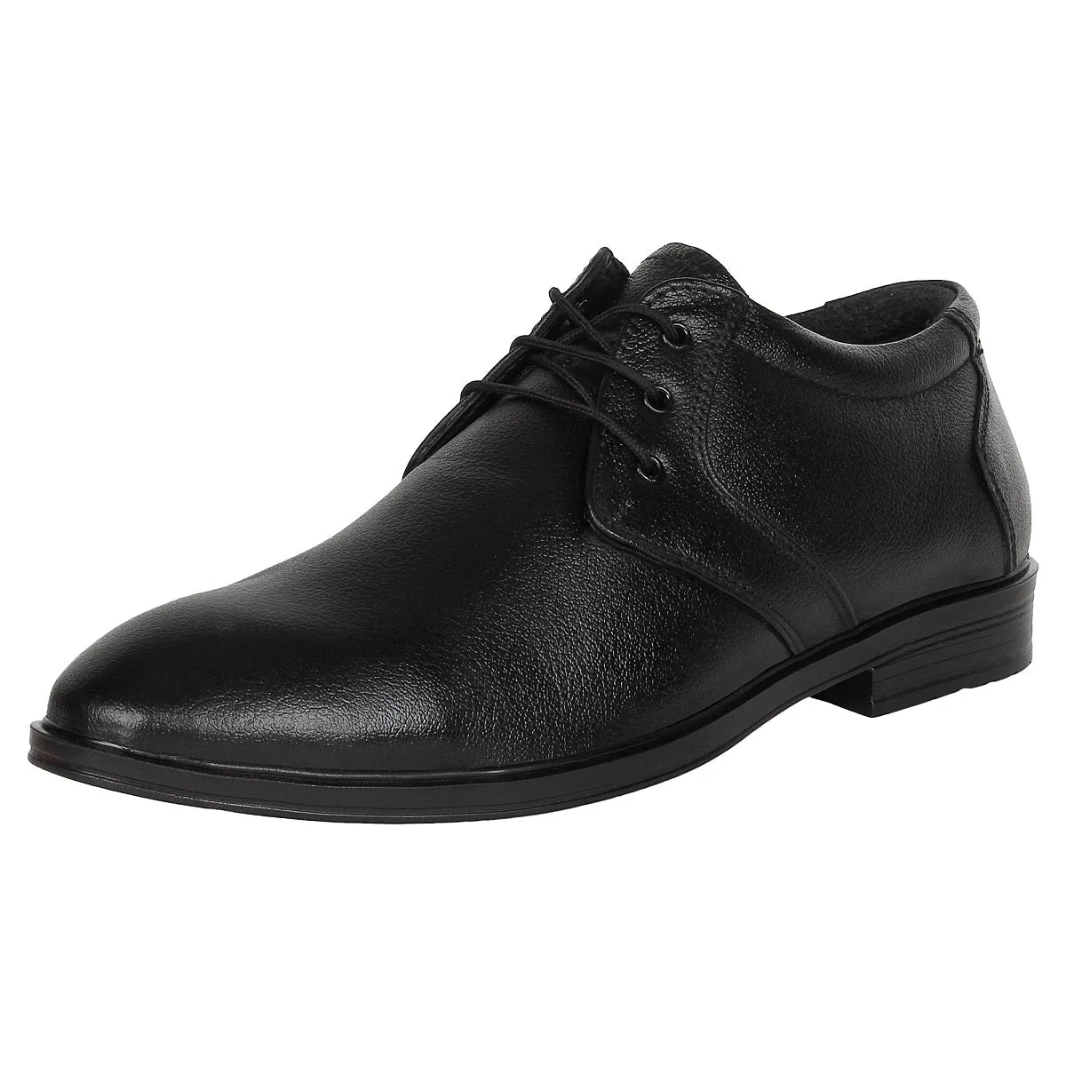 Men's formal shoes made of leather with lace-up design