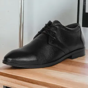 Men's formal shoes made of leather with lace-up design