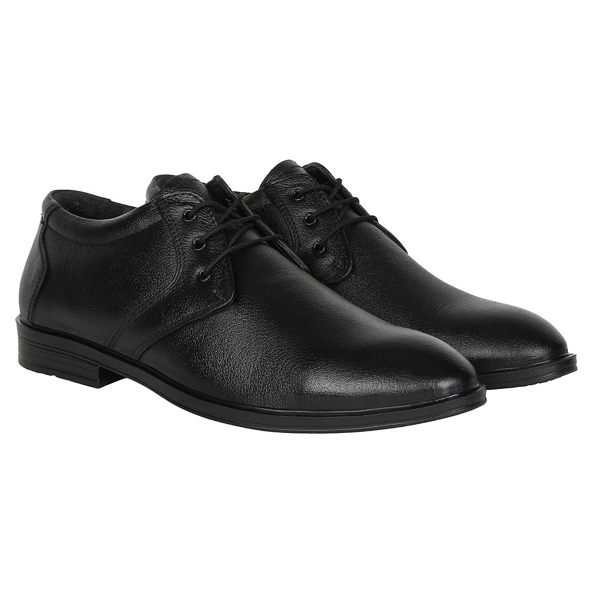 Men's formal shoes made of leather with lace-up design