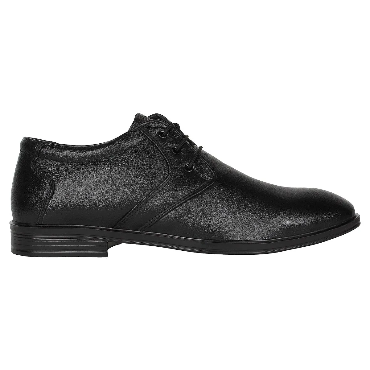 Men's formal shoes made of leather with lace-up design