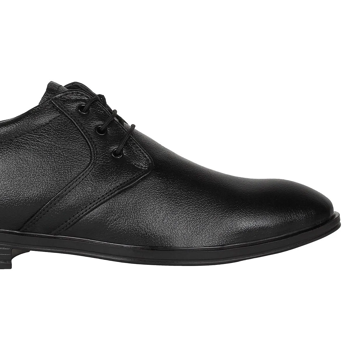 Men's formal shoes made of leather with lace-up design